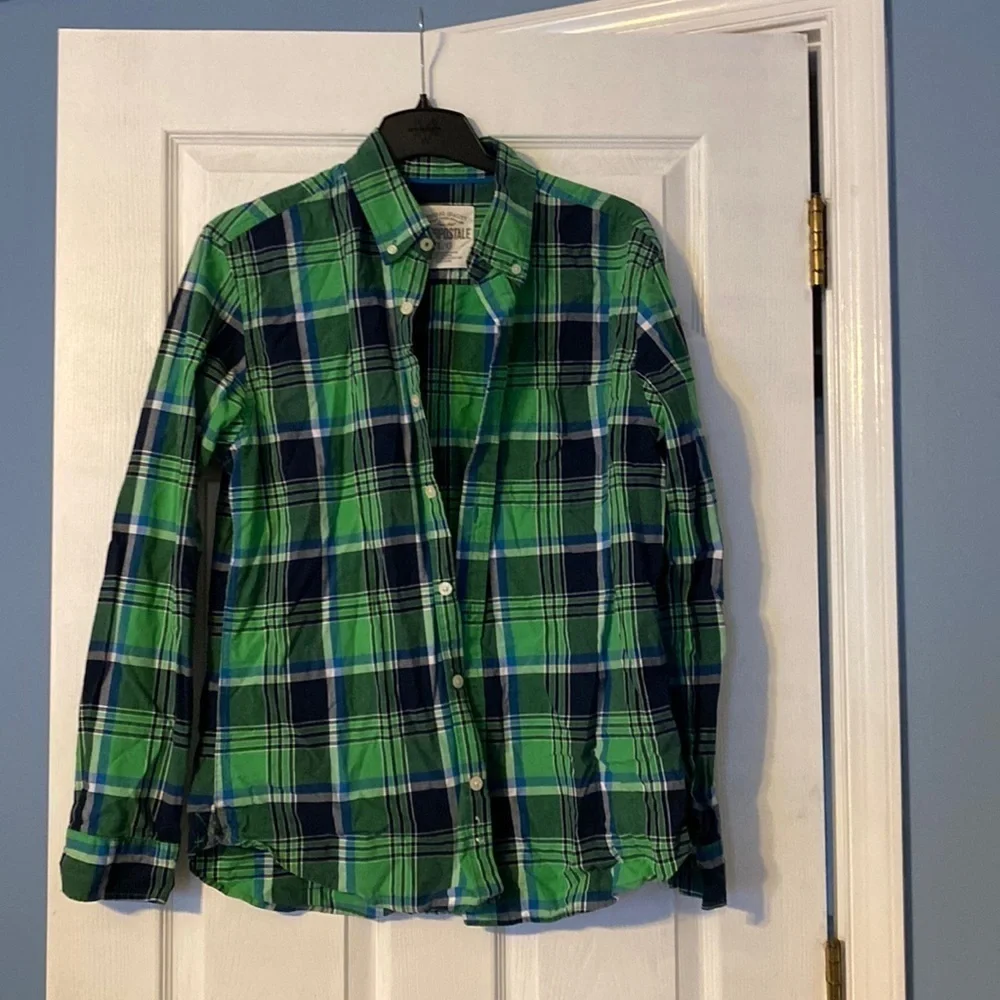 Aeropostale mens button down; size large
